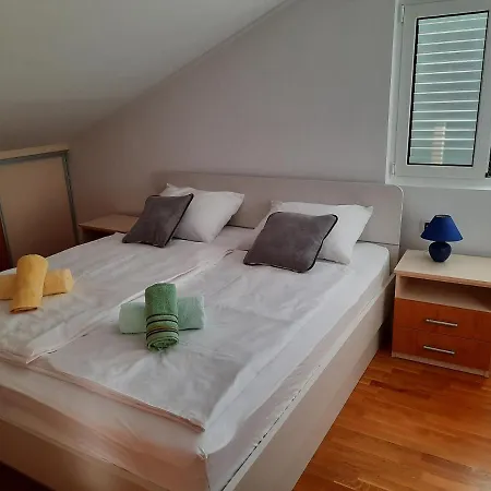 Martina דירה Palit